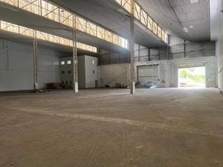 Miete Fabrikhalle in Bergondo. Alquile de almacén con oficinas en bergondo, a coruña