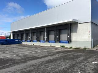 Lloguer Nau industrial a Parroquias del Este. Venta o alquiler de nave con muelles y parcela en el polígono de