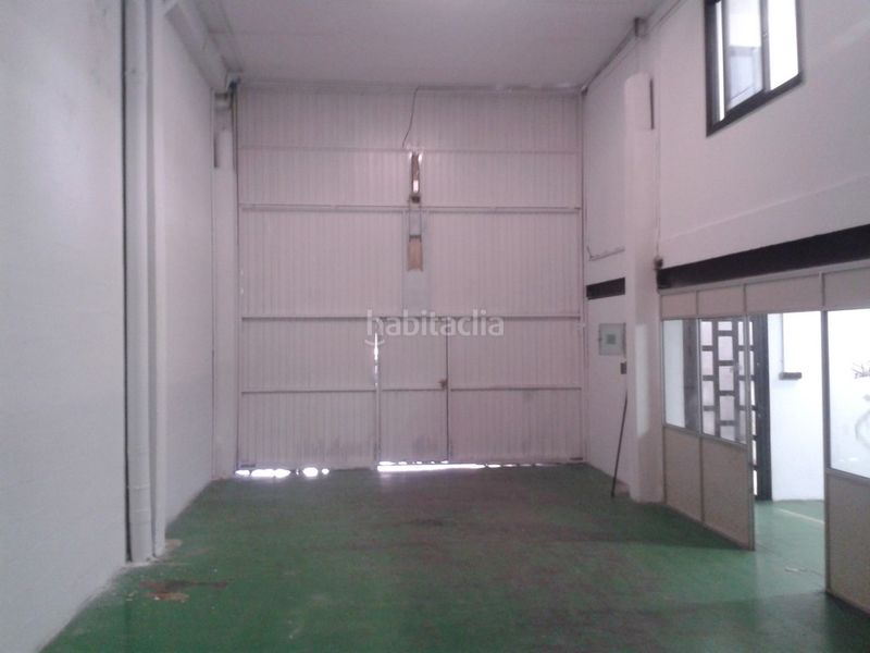 Foto f980c92c-1c4b-4bec-a4ac-77a4f527bee0. Location bâtiment à usage industriel dans Vioño Coruña (A)