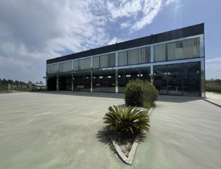 Location Bâtiment à usage industriel  N-550. Alquiler de nave comercial con zona de exposición en zona ordes