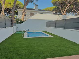 Haus in La Pineda. Casa adosada con piscina privada en 2 linea de playa en castelld