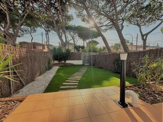 Haus in La Pineda. Casas adosads en 2a linea de playa castelldefels