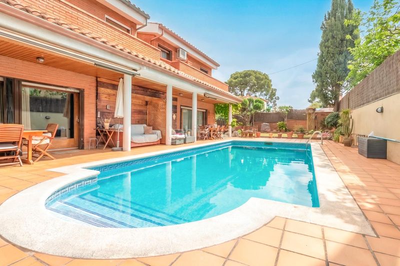 Foto 6860f245-d3c4-4bb8-a46f-51925c53ffeb. Casa amb calefacció aparcament piscina a Montmar Castelldefels