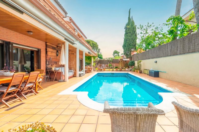 Foto ee9891d6-e726-4ae3-bd87-badbff5df35b. Casa amb calefacció aparcament piscina a Montmar Castelldefels