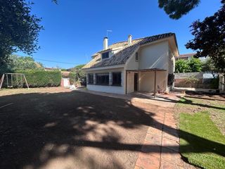 Affitto Casa in Granvía-Mar. Casa independiente en alquiler en castelldefels