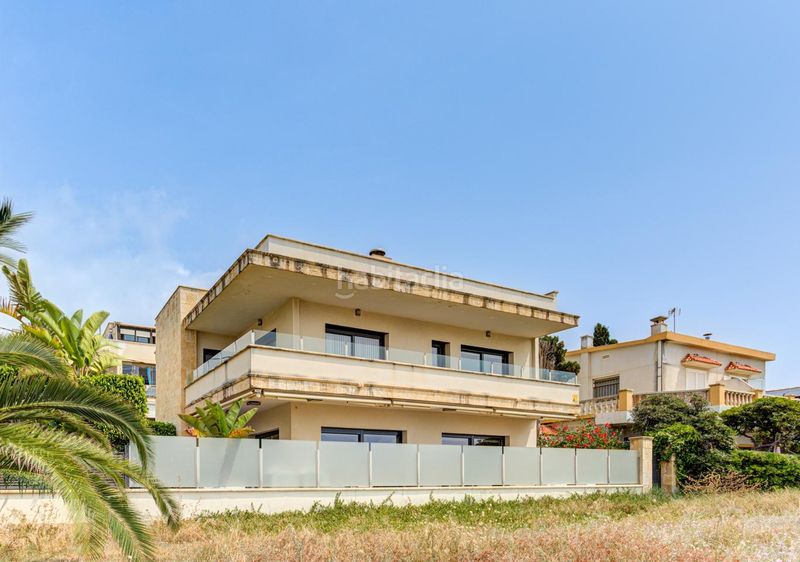 Foto 8dd22a45-69db-4fa3-bbe5-a55a0713f5f8. Casa amb calefacció aparcament a Baixador Castelldefels