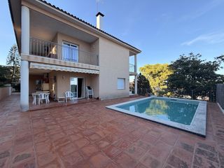 Maison à Montmar. Exclusiva casa independiente con piscina privada y vistas al mar