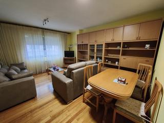 Pis a Rúa poeta curros enríquez 11. Se vende vivienda en magnífica situación.