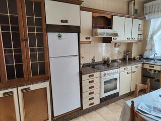 Rent Flat in Rúa poeta curros enríquez 11. Se alquila piso a escasos metros de avenida de la coruña.