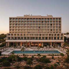 Edifici a Santa Eulària des Riu. Hotel ibiza