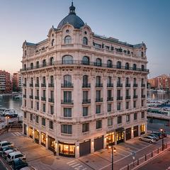 Edifici a El Grau. Hotel zona marina