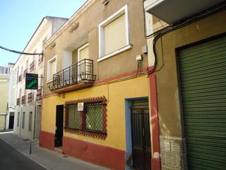 Édifice à Don Benito. Local-bar con vivienda arriba