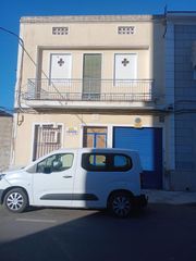 House in Don Benito. Casa con cochera en el centro
