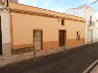 Casa en Don Benito. Casa semicentrica con buena fachada