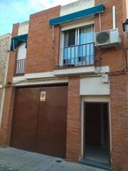 Casa en Don Benito. Cochera con vivienda arriba