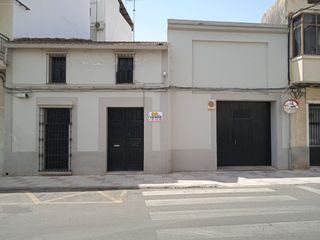 Maison à Don Benito. Casa con cochera