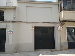 Casa en Don Benito. Casa-cochera semicentro