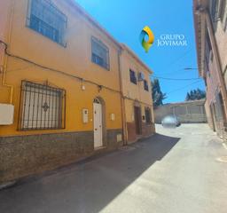 Casa adossada a Guadix. Vivienda unifamiliar junto a hotel carmen
