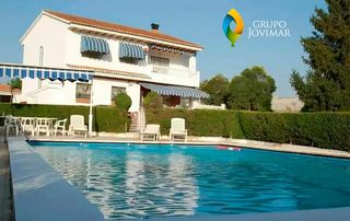 Xalet a Guadix. Encantador chalet con piscina y amplios jardines en guadix.