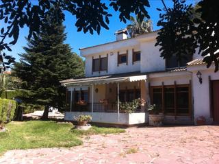 Chalet  Carrer el carameler. Vivienda chaflán. chalet en la urbanización el respirall