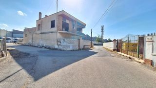 Casa  Avinguda de la igualdat 11. Vivienda unifamiliar en zona polígono tisneres