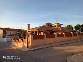 Xalet a Calle basilio garrido nieves 22. Chalet totalmente nuevo, muy bien situado , cercano al colegio p
