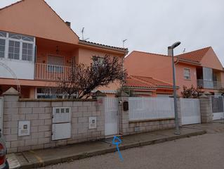 Casa adossada a Calle río bedija 6. Chalet totalmente nuevo, muy bien situado, en una de las mejores