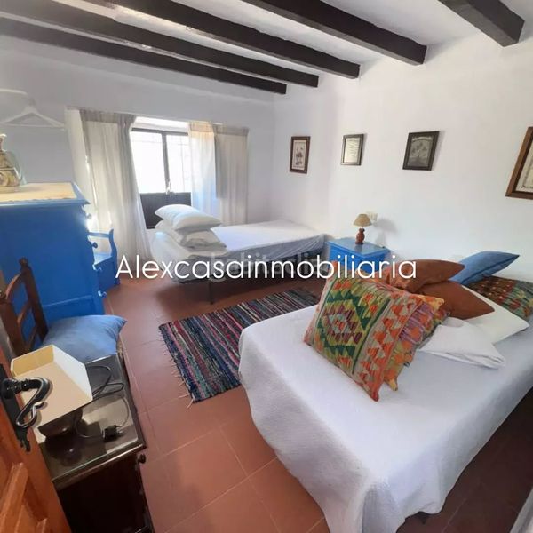 Foto f3a70596-bee1-44fa-a3d4-40ba839ec920. Masia amb xemeneia piscina a Cabra