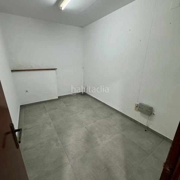 Foto 8eb4b8e1-25e5-47d0-b81b-e9a9adc175a6. Business premise in Cabra