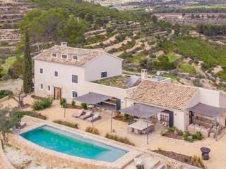 Casa  Avenida d'espanya. Finca rústica en venta en alicante 18 ha con piscina, vistas al