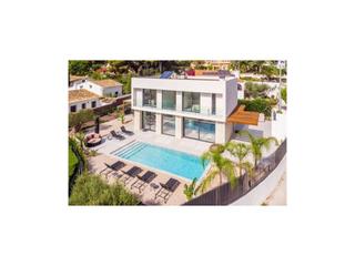 Casa a La Fustera. Villa moderna con vistas al mar en benissa