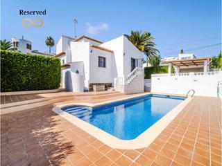 Maison  N/a. Villa mediterránea con jardín y orientación sur en pinosol, jáve