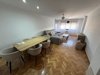 Affitto Appartamento in Calle rafael lópez de haro 25. Se alquila habitacion para funcionarios, personal laboral person
