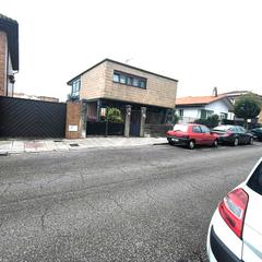 Chalet  Calle peña santa de enol 16. Exclusivo chalet con jardín privado en ciudad naranco, a dos pas