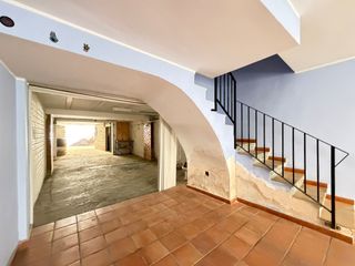 Casa  Calle muela. Casa unifamiliar con garaje, patio y terraza en pleno centro de