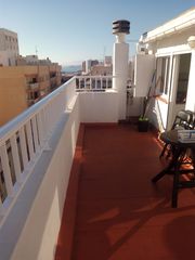 Miete Dachwohnung in Casco Urbano. Alquilo atico en pleno centro con vistas al club nautico , playa