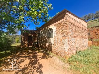 Mas�a en Camino de la ermita 18. Finca 4,5 has, 3 viviendas, ermita navas concepci�n