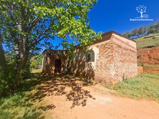 Finca r�stica en Camino de la ermita 18. Finca 4,5 has, 3 viviendas, las navas concepcion