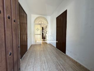 Casa a Avenida blas infante 24. Vivienda 255m2 - patio 90m2 - planta baja - reforma