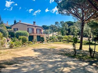 Xalet  Carrer de les alzines. Chalet independiente en parcela doble, en una zona residencial t