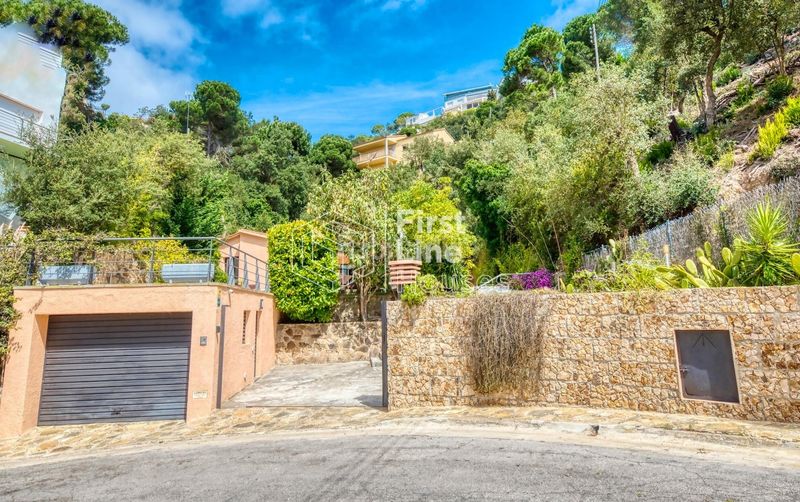 Foto b4083eba-2145-4fcb-8c83-624e484914a2. Casa  con licencia turística. reformada y con un gran espacio exterior con piscina privada en Lloret de Mar