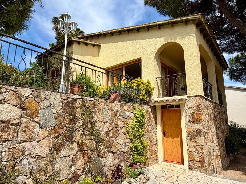 Foto 6f5b821d-4cde-4e95-9561-b8665d8d9704. Xalet amb xemeneia piscina a Serra Brava Lloret de Mar