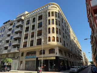 Aparcament cotxe a Calle Reyes Católicos