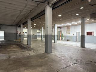 Location Bâtiment à usage industriel  Llull. Espacio versátil con vado, muelle y montacargas en el corazón de