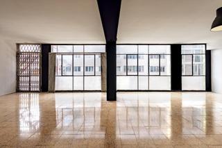 Location Bureau  Carrer llull. Oficina reformada con plaza de parking incluida
