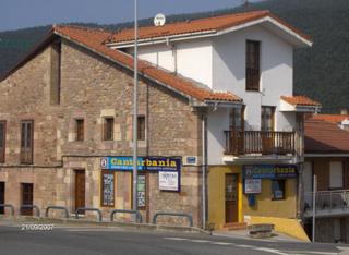 Maison jumelée à Barrio el puente 6. Casa de piedra en vargas, puente viesgo
