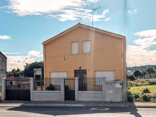 Casa en Carballo. Casa independiente con parcela en carballo