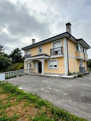 Chalet en Carballo. Inmobiliaria a ponte vende casa en carballo con piscina y finca