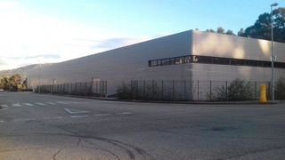 Industrial building in Tui. Nave en venta con  3.200 m2 con terreno de 5.000 m2, en  polígon