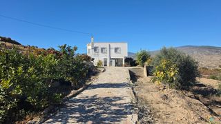 Country house in Íllar. Gran cortijo reformado en la alpujarra con 16.700 m², balsa, alm